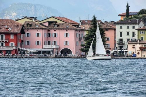Lee más sobre el artículo 7 paradas imperdibles en una ruta en coche por el lago de Garda
