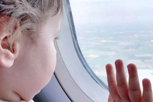 Lee más sobre el artículo Lo que tienes que saber para volar (por primera vez)  con tu bebé en avión